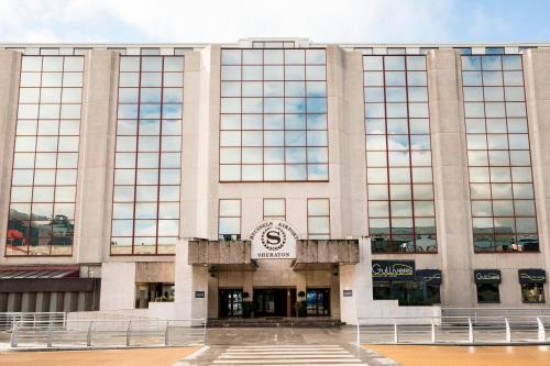 een gebouw met een klok vooraan bij Sheraton Brussels Airport Hotel in Zaventem