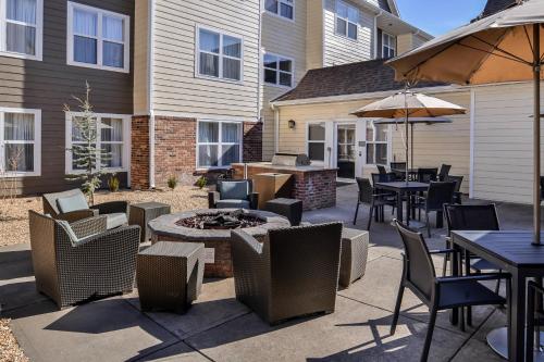 een patio met tafels en stoelen en een vuurplaats bij Residence Inn by Marriott Branson in Branson