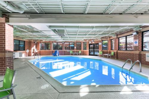 una gran piscina en un edificio en Holiday Inn Express Naperville, an IHG Hotel, en Naperville