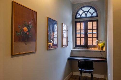 a room with a window and a table and a chair at Hotel Botanique Breda in Breda