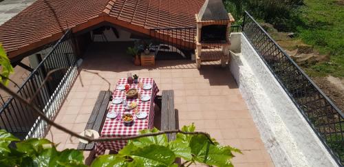 een tafel met borden eten op een patio bij Casa Agrícola Do Limonete in Figueira da Foz