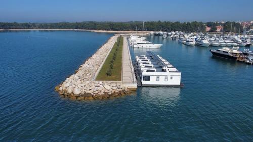 z powietrza widok na przystań z łodziami w wodzie w obiekcie The Sea Lodges Novigrad - Bootshaus Floating Sea House w mieście Novigrad