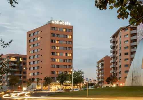 ein Gebäude in einer Stadt mit Autos auf einer Straße in der Unterkunft Hotel SB Express Tarragona in Tarragona