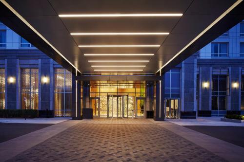 un hall vide d'un bâtiment la nuit dans l'établissement Loews Chicago O'Hare Hotel, à Rosemont