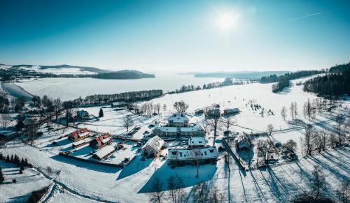 een luchtzicht op een skigebied in de sneeuw bij Aparthotel & Wellness Knížecí cesta in Horní Planá