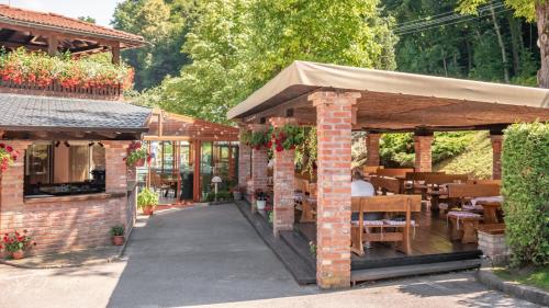 Un restaurante o sitio para comer en Hotel & Restaurant Se-Mi