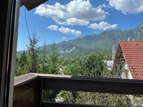 een balkon met uitzicht op een berg bij Rustic House Busteni in Buşteni