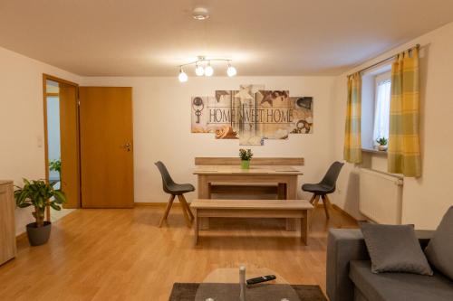 a living room with a table and chairs at Ferienwohnung am Bach in Oberkotzau