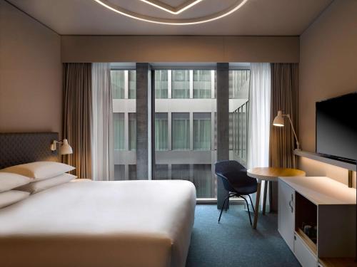 克洛滕Hyatt Place Zurich Airport the Circle的酒店客房设有一张床和一个大窗户