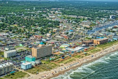 una vista aérea de la ciudad y el océano en Courtyard Carolina Beach, en Carolina Beach