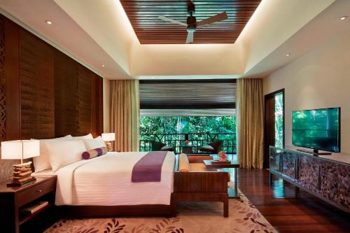 A bed or beds in a room at Mulu Marriott Resort