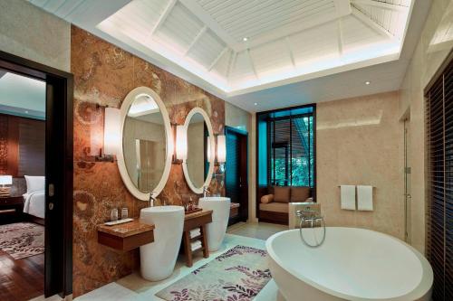 A bathroom at Mulu Marriott Resort