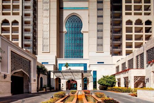 eine Moschee mit einem großen Gebäude mit einem großen Fenster in der Unterkunft Ajman Saray, a Luxury Collection Resort, Ajman in Ajman 