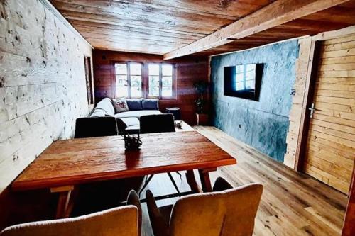 Televisor o centre d'entreteniment de Luxury & Cosy 3.5 rooms apartment in almost 300 years old Chalet