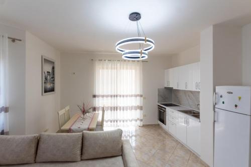 Kitchen o kitchenette sa Spacious 2 bedroom apartment in Durres Beach