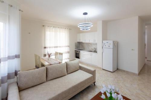 Kitchen o kitchenette sa Spacious 2 bedroom apartment in Durres Beach