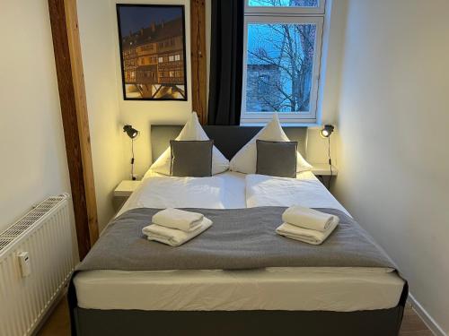 Una cama o camas en una habitación de Altstadt Apartment Erfurt