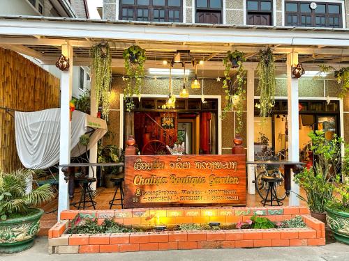 ルアンパバーンにあるChaliya Boutique Gardenの建物正面の看板のあるレストラン