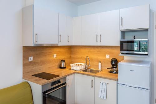 Η κουζίνα ή μικρή κουζίνα στο SWEET HOME Apartman , 30sqm studio, free private parking, mountain view, balcony, 20 min from downtown