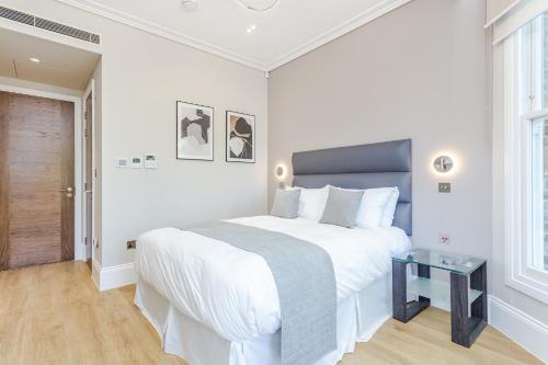 Ліжко або ліжка в номері LuxLet Apartments - Heart of Hampstead, London