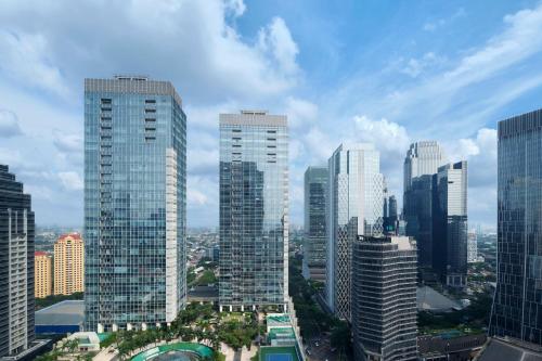 eine Gruppe großer Gebäude in einer Stadt in der Unterkunft The Ritz-Carlton Jakarta, Pacific Place in Jakarta