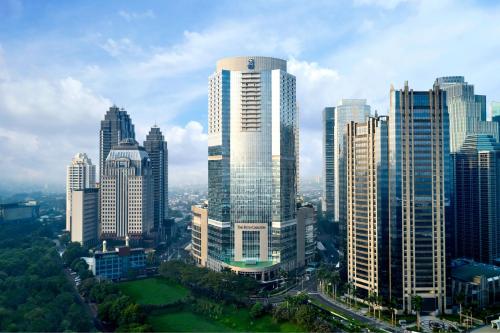 eine Luftansicht einer Stadt mit hohen Gebäuden in der Unterkunft The Ritz-Carlton Jakarta, Pacific Place in Jakarta