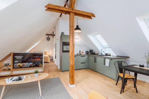 cocina y sala de estar con una cruz de madera. en Apartments Kassebohmer Weg, en Rostock