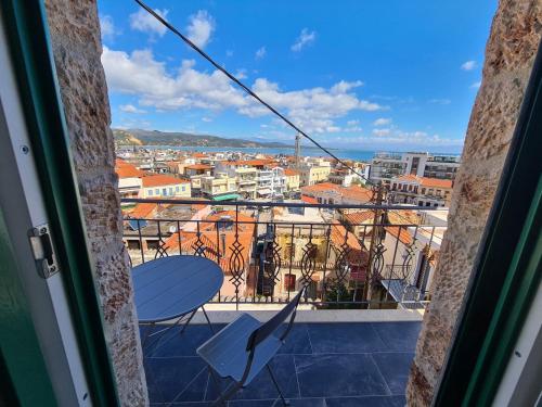 balcone con vista sulla città. di Gythio townhouse a Gythio