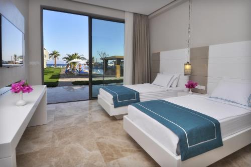 Cama ou camas em um quarto em Lugga Boutique Hotel & Beach