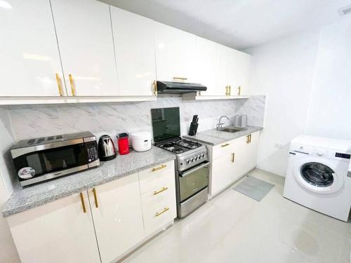 Townhouse with game area and access to swimming pool 주방 또는 간이 주방