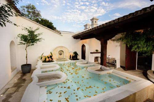 a courtyard with a pool with toilets on it at Villa Las Mil Flores in Antigua Guatemala