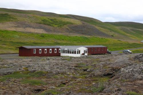 ミーヴァトンにあるHlid Hostelの草原の丘の中腹の建物