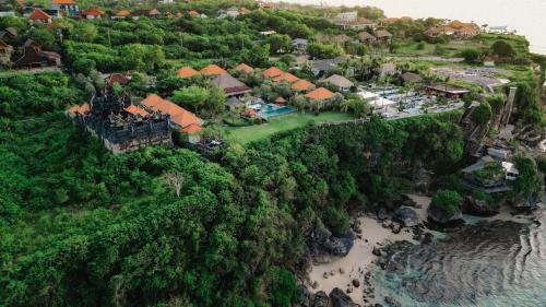 - une vue aérienne sur un complexe à côté d'une rivière dans l'établissement Uluwatu Cottages, à Uluwatu