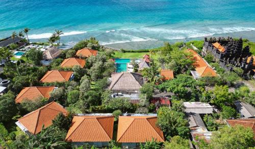 - une vue aérienne sur un complexe près de l'océan dans l'établissement Uluwatu Cottages, à Uluwatu