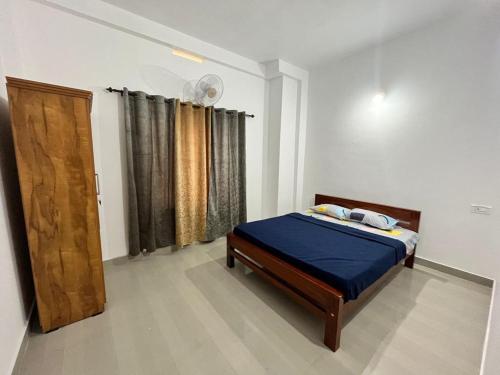 Cama ou camas em um quarto em Wayanad Biriyomz Residency, Kalpatta, Low Cost Rooms and Deluxe Apartment