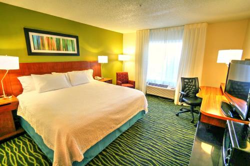 Fairfield Inn Boise Airport में टेलीविजन और/या मनोरंजन केंद्र