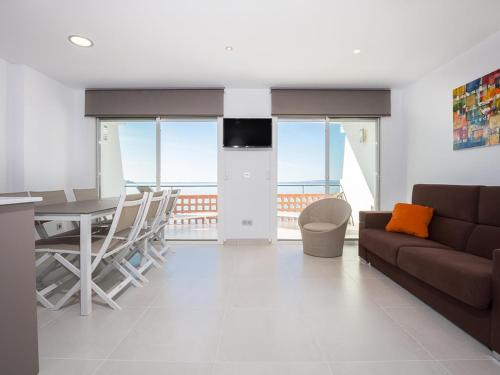 Gallery image of Apartamento moderno, renovado y soleado con vistas panorámicas al mar en primera línea de playa - ES-228-100 in Roses