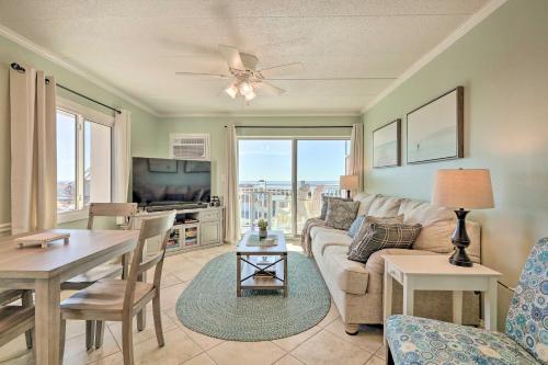 Un televizor și/sau centru de divertisment la End-Unit Ocean City Condo with Panoramic Views!