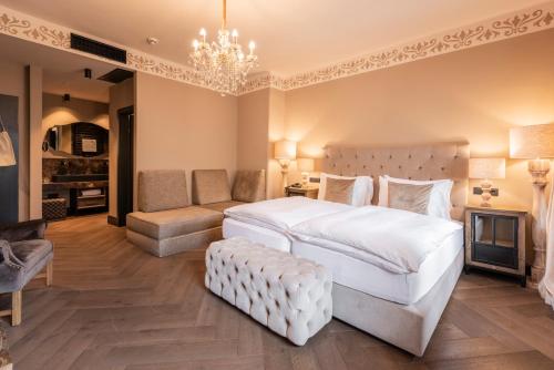 Кровать или кровати в номере Boutiquehotel Weisses Rössl