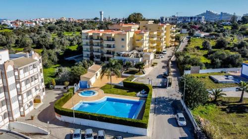 uma vista aérea de um resort com uma piscina em Terraços do Vau 108 em Portimão