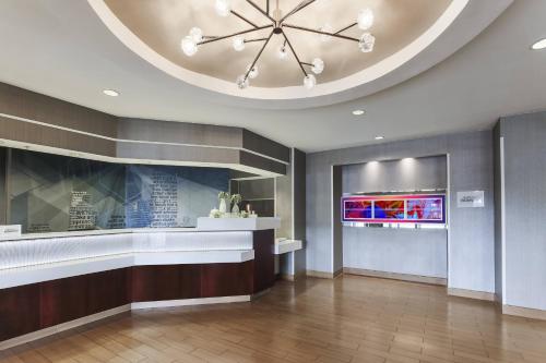 - un hall doté d'un grand plafond et d'un lustre dans l'établissement SpringHill Suites by Marriott Austin Parmer/Tech Ridge, à Austin