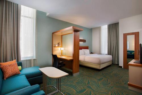 Katil atau katil-katil dalam bilik di SpringHill Suites by Marriott Houston Downtown/Convention Center