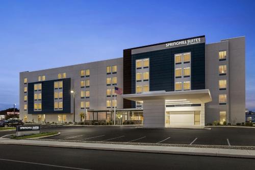 Camp HillにあるSpringHill Suites by Marriott Camp Hillの正面に駐車場がある建物