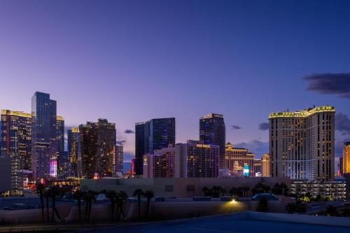 eine Skyline der Stadt in der Nacht mit hohen Gebäuden in der Unterkunft Marriott's Grand Chateau in Las Vegas