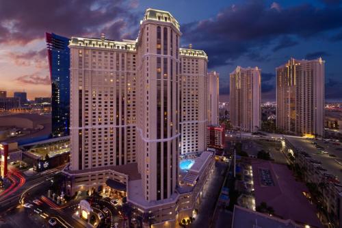 Blick auf ein großes Gebäude in einer Stadt in der Nacht in der Unterkunft Marriott's Grand Chateau in Las Vegas