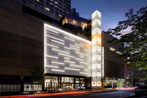 un edificio con facciata illuminata di notte di W Toronto a Toronto