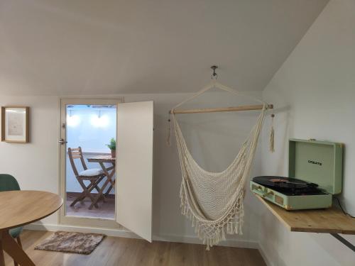 un soggiorno con amaca e tavolo di Wood Essence Apartment - Cozy Balcony a Coimbra