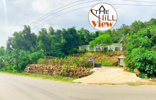 een bord voor het uitzicht op de heuvel aan de kant van een weg bij The Hill View Lombok in Kuta Lombok