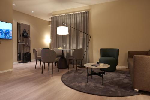 - un salon avec une table et des chaises dans l'établissement CITY STAY - Franklinstrasse, à Zurich