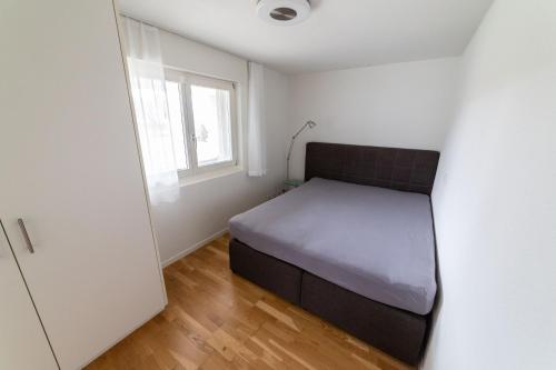 - une petite chambre avec un lit et une fenêtre dans l'établissement Studio CHic, à Niederweningen